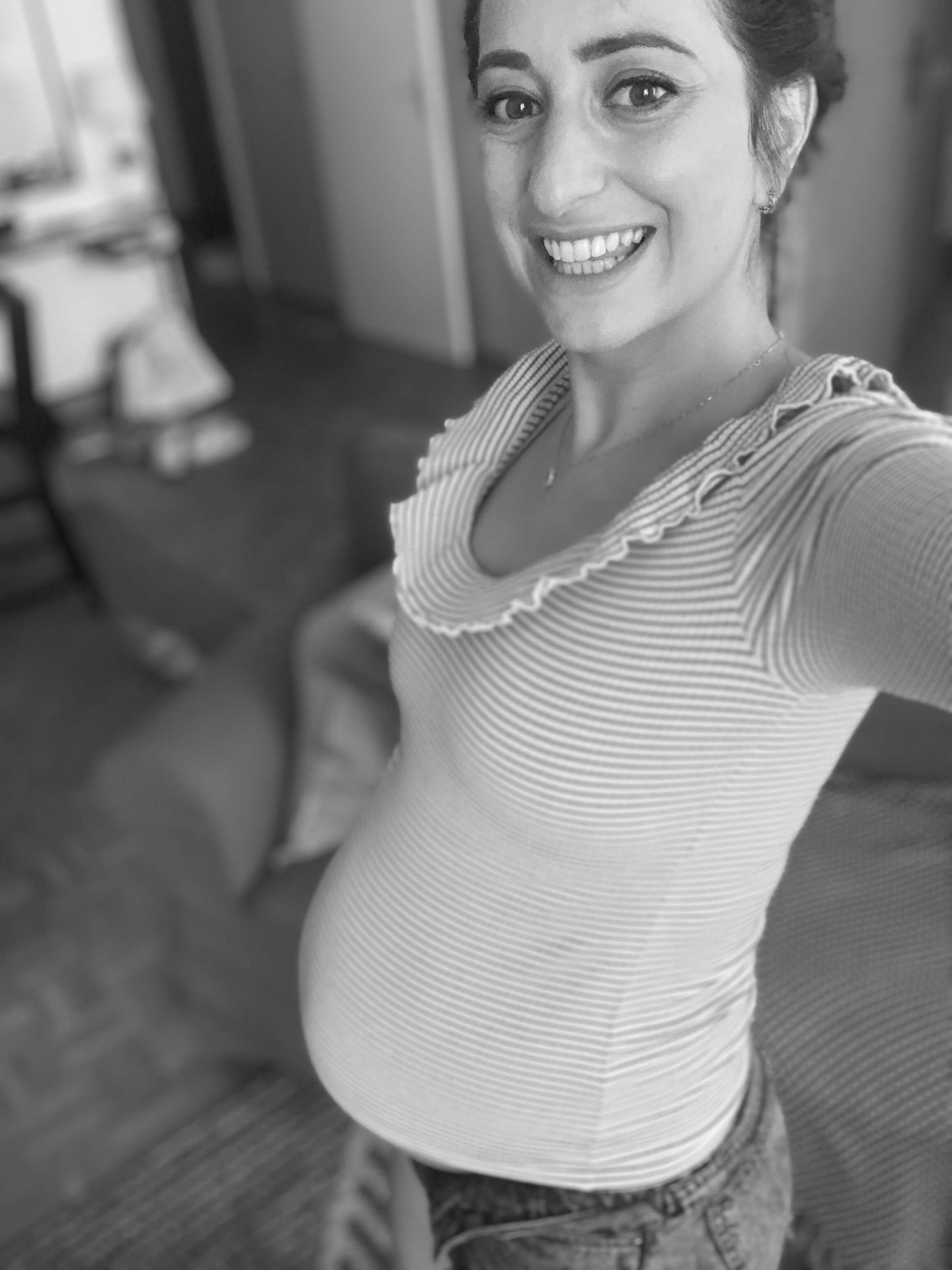 femme enceinte selfie sourire