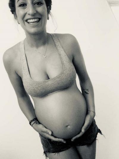 femme enceinte ventre nu brassiere