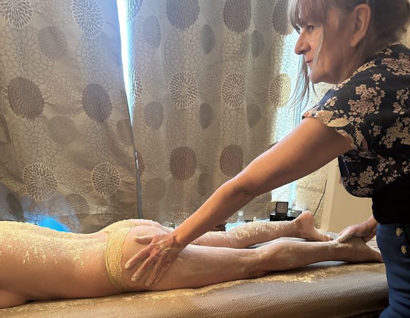 massage ayurvedique udvartana jambes